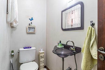 Casa à venda com 250m², 4 quartos e 3 vagas Casa à venda com 250m², 4 quartos e 3 vagasLavabo