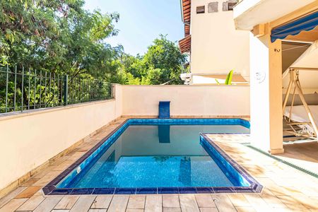 Casa à venda com 250m², 4 quartos e 3 vagas Casa à venda com 250m², 4 quartos e 3 vagasPiscina
