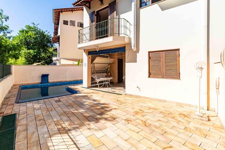 Casa à venda com 250m², 4 quartos e 3 vagas Casa à venda com 250m², 4 quartos e 3 vagasPátio