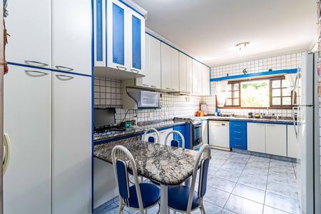Casa à venda com 250m², 4 quartos e 3 vagas Casa à venda com 250m², 4 quartos e 3 vagasCozinha