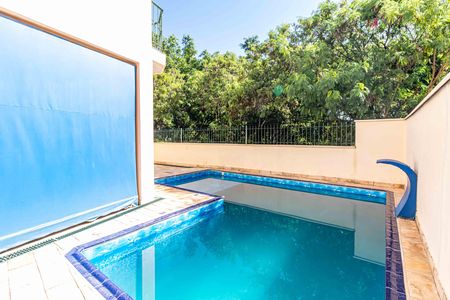 Casa à venda com 250m², 4 quartos e 3 vagas Casa à venda com 250m², 4 quartos e 3 vagasPiscina