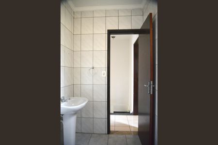 Casa para alugar com 57m², 2 quartos e 2 vagasBanheiro Social