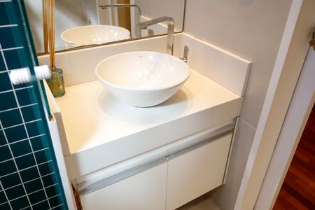 Banheiro social de apartamento para alugar com 2 quartos, 60m² em Jardim Sindona, Osasco