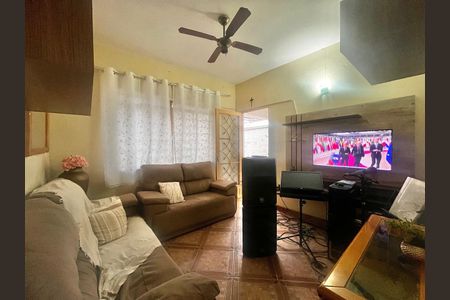 Casa à venda com 300m², 3 quartos e 3 vagas Casa à venda com 300m², 3 quartos e 3 vagasSala