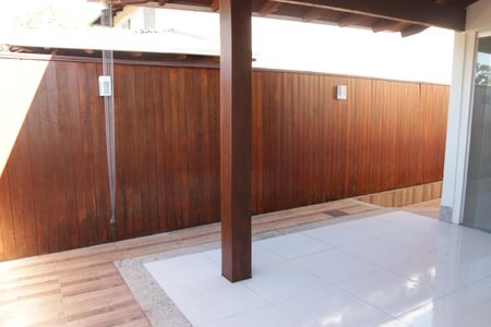 Casa de condomínio para alugar com 180m², 3 quartos e 4 vagasQuintal