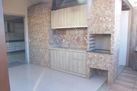 Casa de condomínio para alugar com 180m², 3 quartos e 4 vagasQuintal