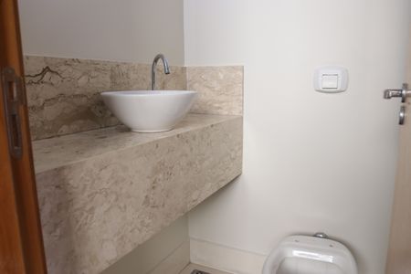 Casa de condomínio para alugar com 180m², 3 quartos e 4 vagasBanheiro 2