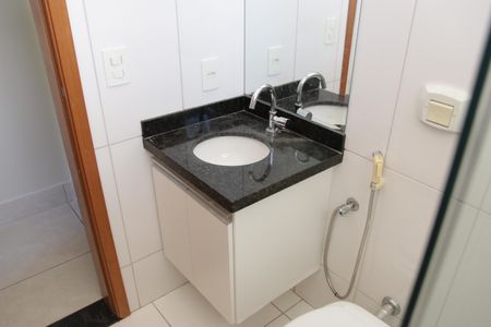 Casa de condomínio para alugar com 180m², 3 quartos e 4 vagasBanheiro