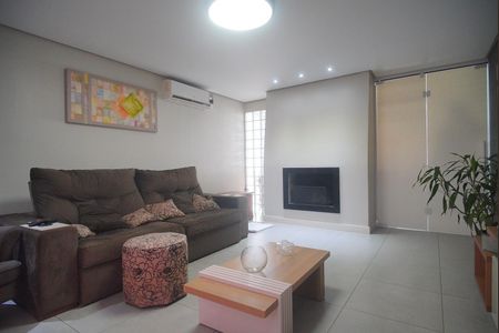 Casa à venda com 212m², 4 quartos e 1 vaga Casa à venda com 212m², 4 quartos e 1 vagaSala