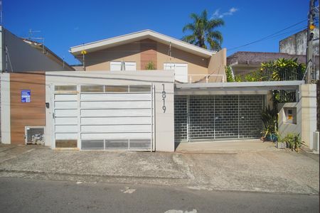 Casa à venda com 212m², 4 quartos e 1 vaga Casa à venda com 212m², 4 quartos e 1 vagaFachada