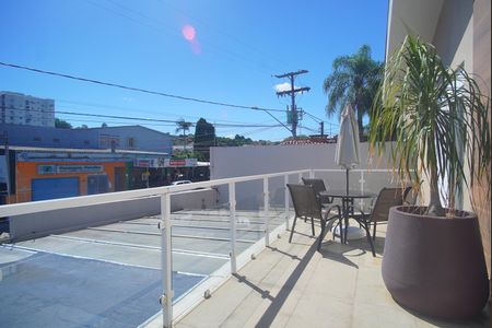 Casa à venda com 212m², 4 quartos e 1 vaga Casa à venda com 212m², 4 quartos e 1 vagaVaranda da Sala