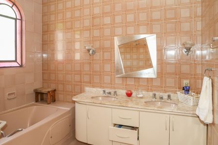 Casa à venda com 220m², 4 quartos e 3 vagasBanheiro da Suíte 1