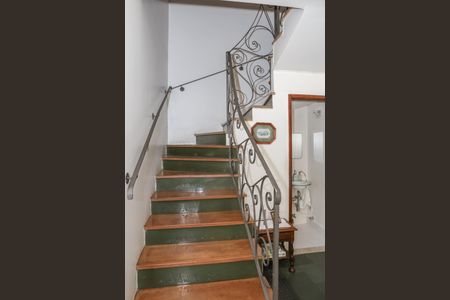 Casa à venda com 220m², 4 quartos e 3 vagasEscada