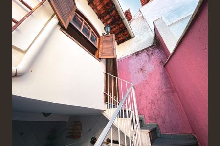 Casa à venda com 180m², 4 quartos e 2 vagas Casa à venda com 180m², 4 quartos e 2 vagasEscada Externa