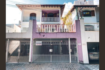 Casa à venda com 180m², 4 quartos e 2 vagas Casa à venda com 180m², 4 quartos e 2 vagasFachada