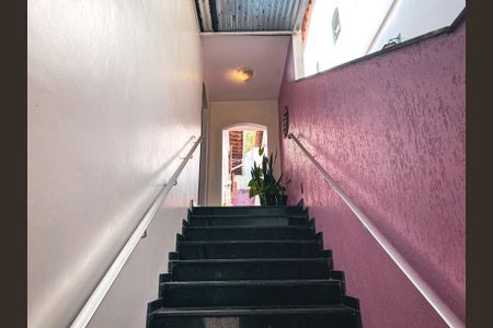 Casa à venda com 180m², 4 quartos e 2 vagas Casa à venda com 180m², 4 quartos e 2 vagasEscada Externa