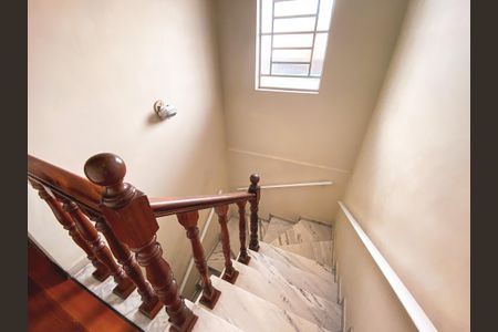 Casa à venda com 180m², 4 quartos e 2 vagas Casa à venda com 180m², 4 quartos e 2 vagasEscada para os Quartos