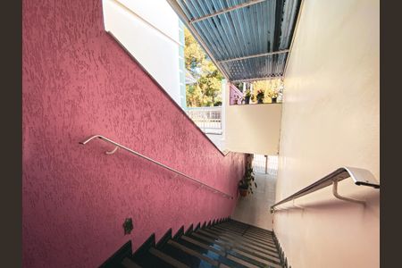 Casa à venda com 180m², 4 quartos e 2 vagas Casa à venda com 180m², 4 quartos e 2 vagasEscada Externa