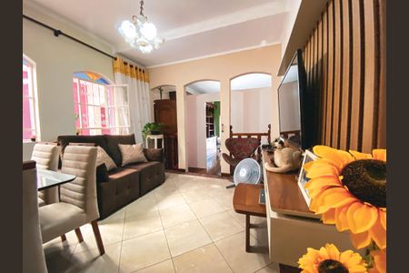 Casa à venda com 180m², 4 quartos e 2 vagas Casa à venda com 180m², 4 quartos e 2 vagasSala