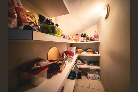 Casa à venda com 180m², 4 quartos e 2 vagas Casa à venda com 180m², 4 quartos e 2 vagasDespensa