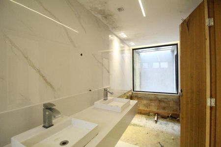 Casa de condomínio à venda com 201m², 5 quartos e 1 vagaBanheiro da suíte 1