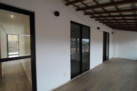 Casa de condomínio à venda com 201m², 5 quartos e 1 vagaVaranda que comunica suíte 2, 3 e corredor