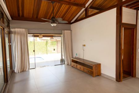 Casa de condomínio para alugar com 360m², 3 quartos e 4 vagasSala