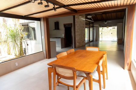 Casa de condomínio para alugar com 360m², 3 quartos e 4 vagasSala de Jantar