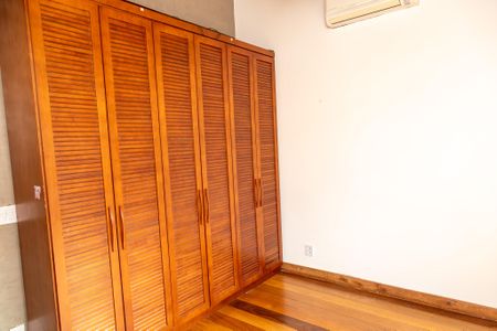 Casa de condomínio para alugar com 360m², 3 quartos e 4 vagasQuarto 2