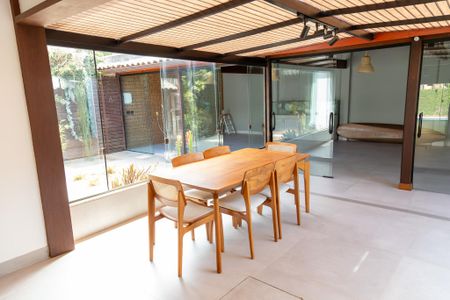 Casa de condomínio para alugar com 360m², 3 quartos e 4 vagasSala de Jantar