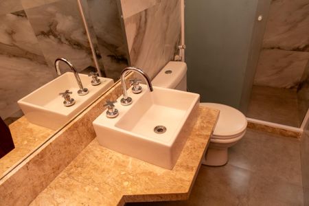 Casa de condomínio para alugar com 360m², 3 quartos e 4 vagasBanheiro social