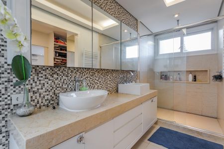 Casa à venda com 588m², 3 quartos e 3 vagasBanheiro da Suíte 