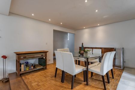 Casa à venda com 588m², 3 quartos e 3 vagasSala