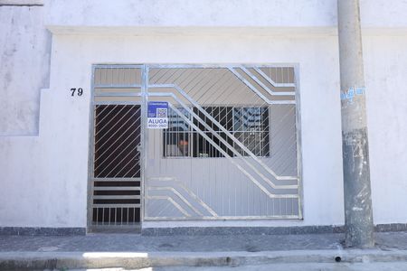 Casa para alugar com 50m², 2 quartos e sem vagaFachada do imóvel - Placa instalada no portão