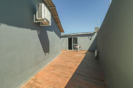 Casa à venda com 100m², 3 quartos e 3 vagas Casa à venda com 100m², 3 quartos e 3 vagasFundos