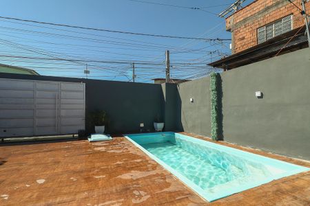 Casa à venda com 100m², 3 quartos e 3 vagas Casa à venda com 100m², 3 quartos e 3 vagasPiscina