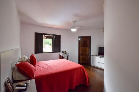 Casa à venda com 300m², 3 quartos e 8 vagas Casa à venda com 300m², 3 quartos e 8 vagasQuarto Suíte