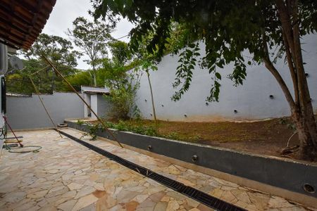 Casa à venda com 300m², 3 quartos e 8 vagas Casa à venda com 300m², 3 quartos e 8 vagasFundos