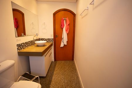 Casa para alugar com 235m², 3 quartos e 3 vagas Casa para alugar com 235m², 3 quartos e 3 vagasBanheiro Social