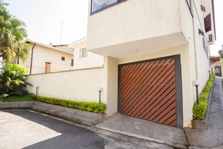 Casa para alugar com 235m², 3 quartos e 3 vagas Casa para alugar com 235m², 3 quartos e 3 vagasFachada