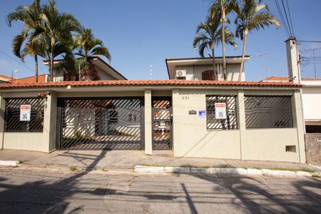 Casa para alugar com 235m², 3 quartos e 3 vagas Casa para alugar com 235m², 3 quartos e 3 vagasFachada