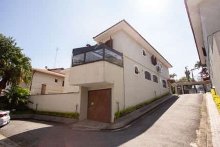 Casa para alugar com 235m², 3 quartos e 3 vagas Casa para alugar com 235m², 3 quartos e 3 vagasFachada