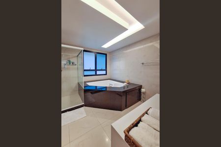 Apartamento à venda com 321m², 4 quartos e 3 vagasBanheiro da Suíte 4