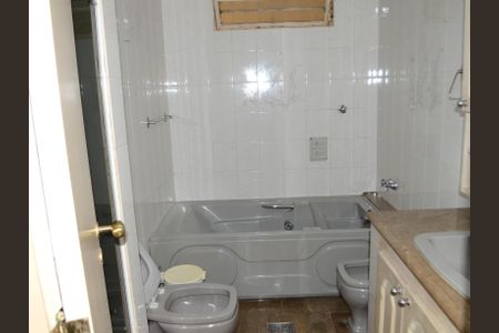 Casa à venda com 193m², 5 quartos e 4 vagasBanheiro Corredor