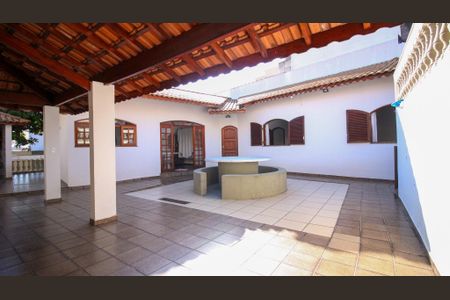 Casa à venda com 250m², 3 quartos e 3 vagasQuintal 2