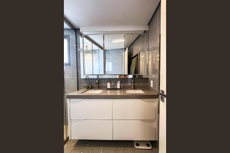 Apartamento à venda com 159m², 3 quartos e 3 vagasBanheiro da Suíte 1