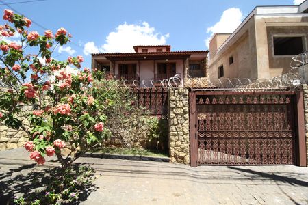 Casa para alugar com 564m², 5 quartos e 4 vagasFachada