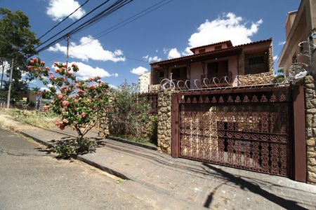 Casa para alugar com 564m², 5 quartos e 4 vagasFachada