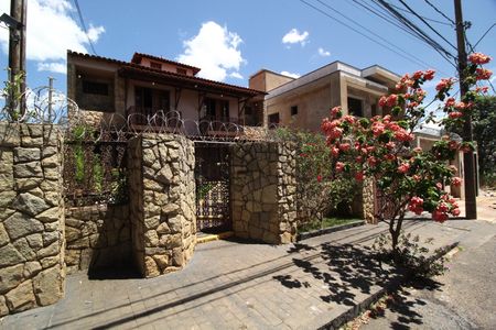 Casa para alugar com 564m², 5 quartos e 4 vagasFachada