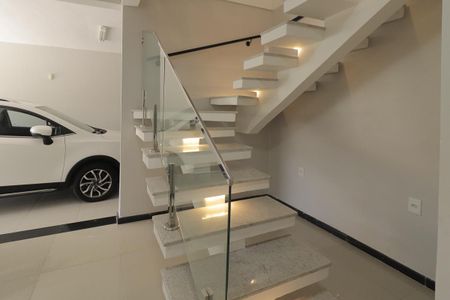 Casa à venda com 261m², 3 quartos e 3 vagasEscada